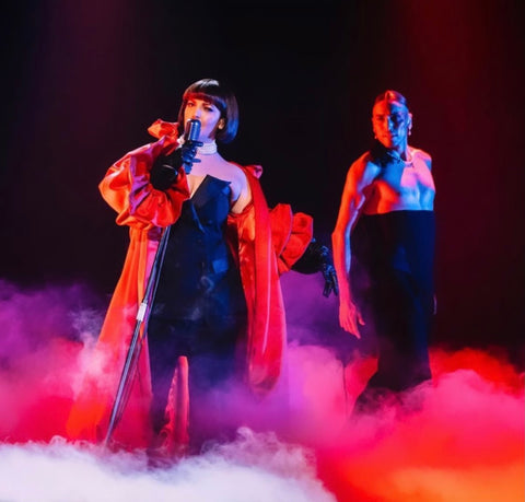 Shima Niavarani wearing Lady Black gloves by B. Åkerlund x Handsome Stockholm during the Final of Melodifestivalen 2021. Styled by Angelina Jolin. 