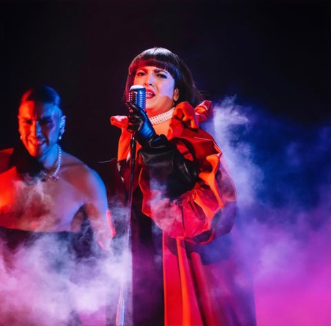 Shima Niavarani wearing Lady Black gloves by B. Åkerlund x Handsome Stockholm during the Final of Melodifestivalen 2021. 