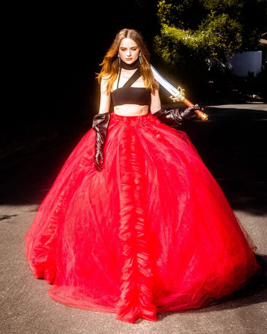 Joey King wearing Lady Black gloves by B. Åkerlund x Handsome Stockholm